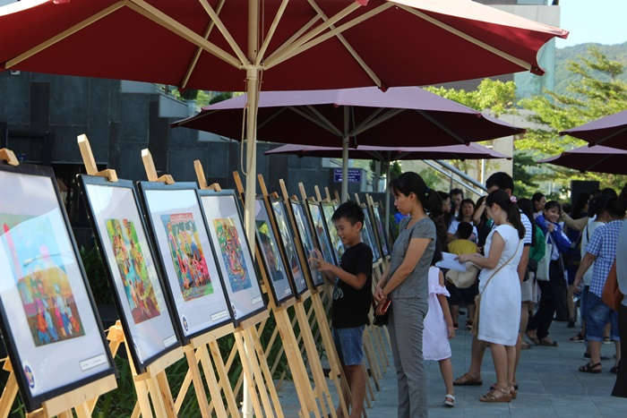 2. Các em tham quan tại triển lãm tranh thiếu nhi năm 2019