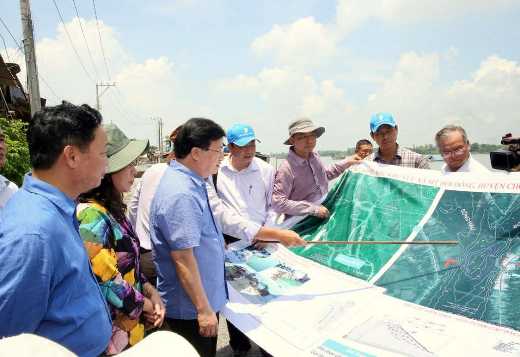 1 Phó Thủ tướng Trịnh Đình Dũng và Bộ trưởng Bộ TN&MT Trần Hồng Hà kiểm tra tình hình sạt lở tại An Giang