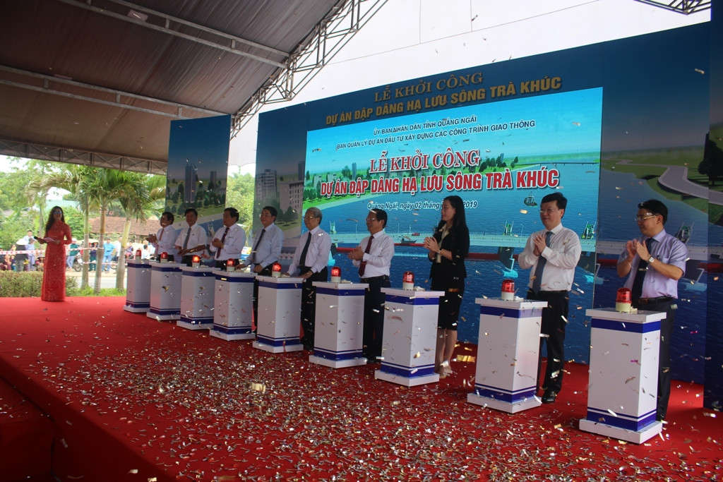 Nghi thức nhấn nút khởi công xây dựng Đập dâng hạ lưu sông Trà Khúc