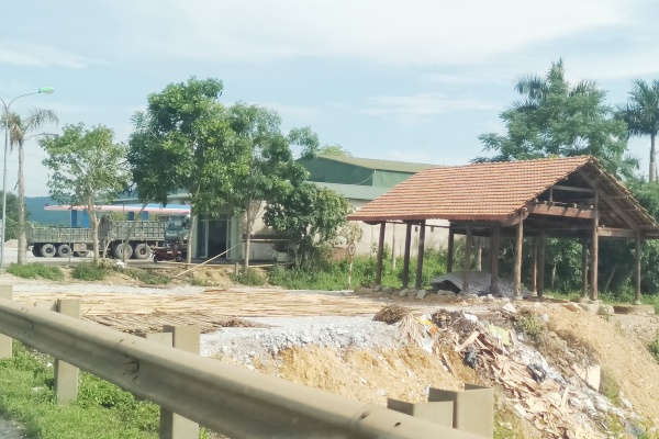 Công ty TNHH Xây dựng và Thương mại Hoàng Ngọc tự ý đổ cả ngàn m3 đất san lấp, dựng nhà trái phép đã được phản ánh