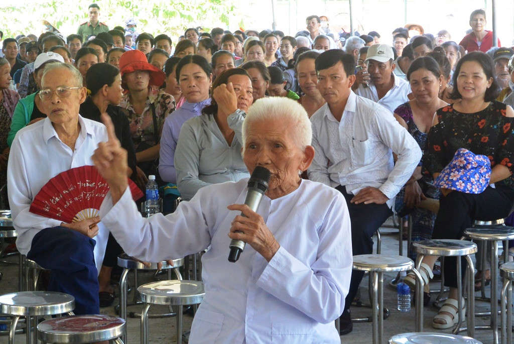 Người dân bày tỏ sự bức xúc khi thấy con cháu mình dần bị bệnh tật vì ô nhiễm