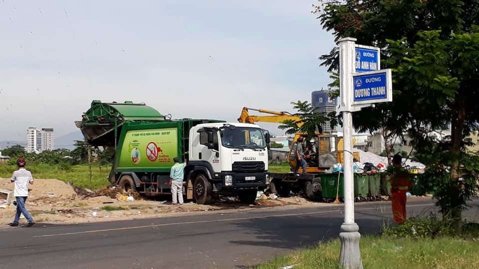 Việc ùn ứ rác dẫn đến tình trạng phải đổ rác tạm tại nhiều vị trí gây bức xúc