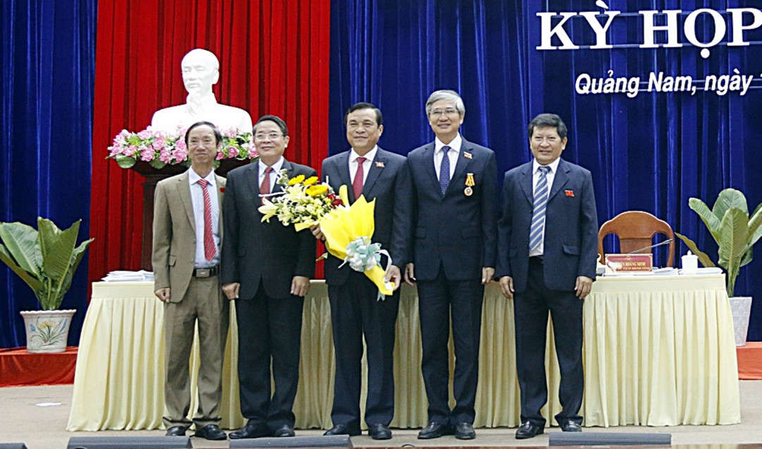 Các đồng chí Nguyễn Đức Hải (Ủy viên Trung ương Đảng, Chủ nhiệm Ủy ban Tài chính - Ngân sách Quốc hội), Nguyễn Ngọc Quang (nguyên Bí thư Tỉnh ủy, nguyên Chủ tịch HĐND tỉnh Quảng Nam) cùng các Phó Chủ tịch HĐND tỉnh: Võ Hồng và Nguyễn Hoàng Minh tặng hoa chúc mừng đồng chí Phan Việt Cường được bầu giữ chức danh Chủ tịch HĐND tỉnh Quảng Nam khóa IX