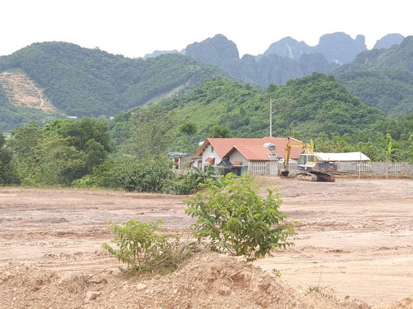 Những chiếc xe tải đã được 'hô biến' khỏi hiện trường, chỉ còn lại chiếc máy xúc