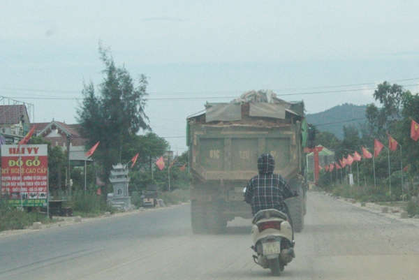 Phương tiện chở quá khổ khiến người đi đường nơm nớp lo sợ