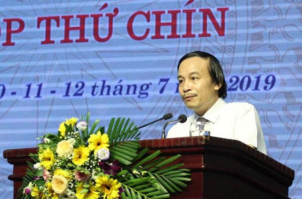 Ông Võ Duy Việt – Giám đốc Sở TN&MT tỉnh Nghệ An trả lời chất vấn tại kỳ họp