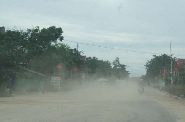Chở vật liệu rơi vãi, gây ô nhiễm 