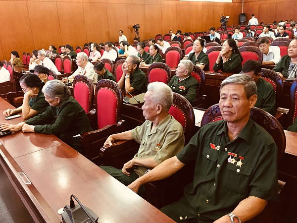 Các đại biểu cựu thanh niên xung phong dự buổi gặp mặt.
