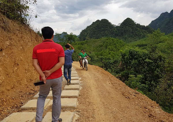 Đường vào Khu du lịch Thác Mơ trên là núi, dưới là vực nhưng con đường không được rào chắn