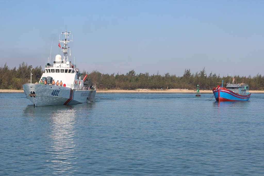 Tàu CBS 4032 lai dắt tàu cá QNg 90499TS vào cảng