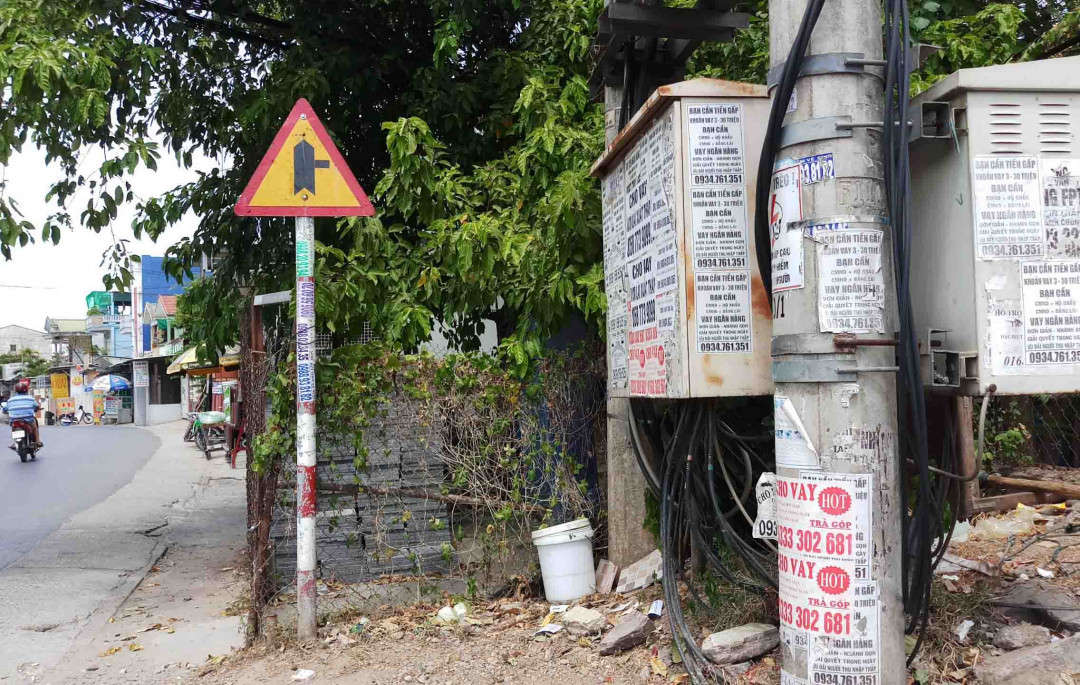 Đại diện Sở Du lịch Thừa Thiên Huế cho biết, việc phát hiện, xử lý các trường hợp viết vẽ bậy của du khách tại các điểm ở di tích Huế hiện nay rất khó khăn vì lực lượng thanh tra ngành còn khá mỏng...