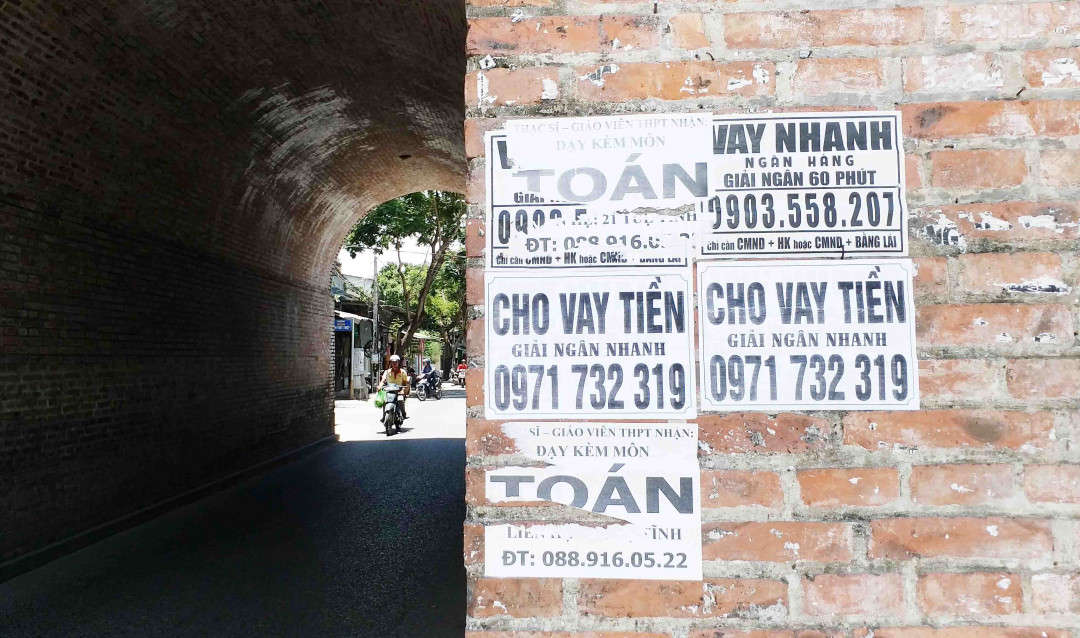 Nhiều mảnh giấy rao vặt xuất hiện ở các cột điện, tủ điện. Ngay cả cửa thành của kinh thành Huế cũng thành nơi dán quảng cáo rao vặt