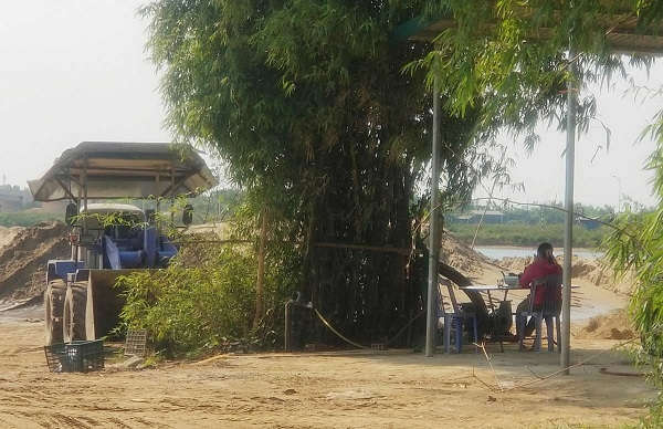 Bất chấp lệnh cấm, bãi tập kết cát của ông Nguyễn Đức Khánh vẫn hoạt động