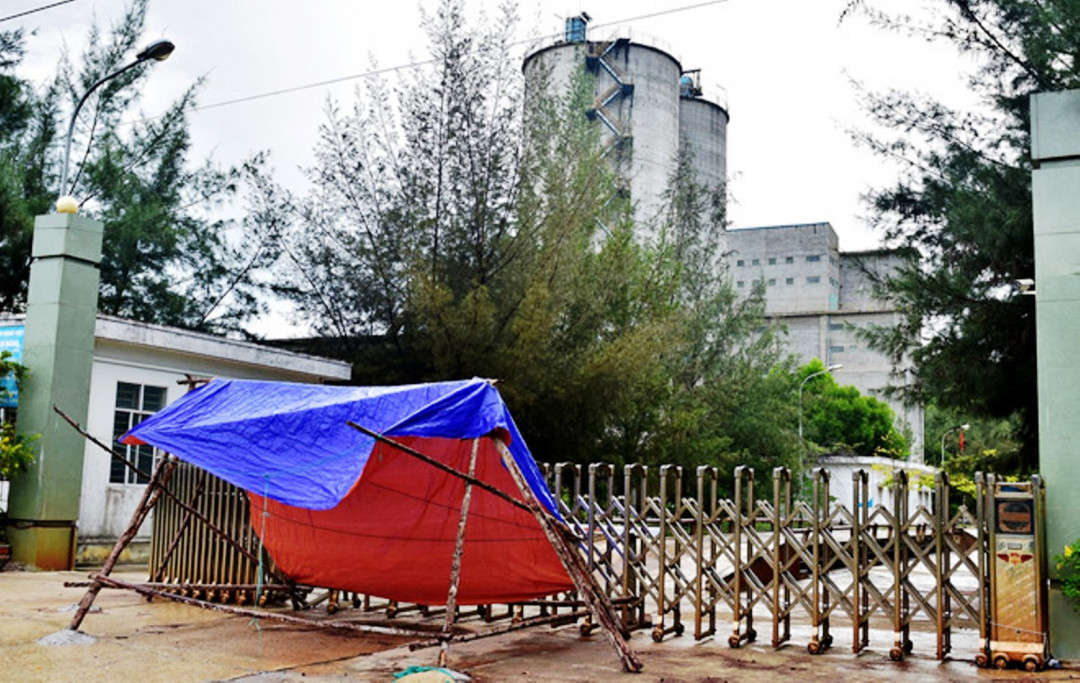 Người dân dựng lều, lán trại trước cổng Nhà máy để phản đối ô nhiễm