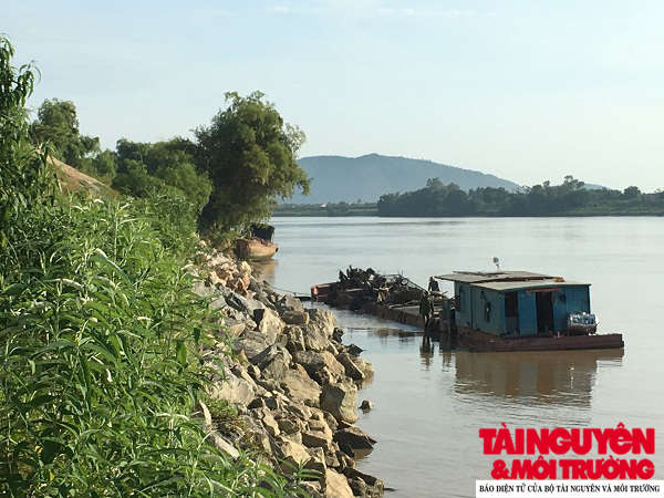 Cát sau đó được bơm lên ở một bãi tập kết thuộc xã Thiệu Dương.