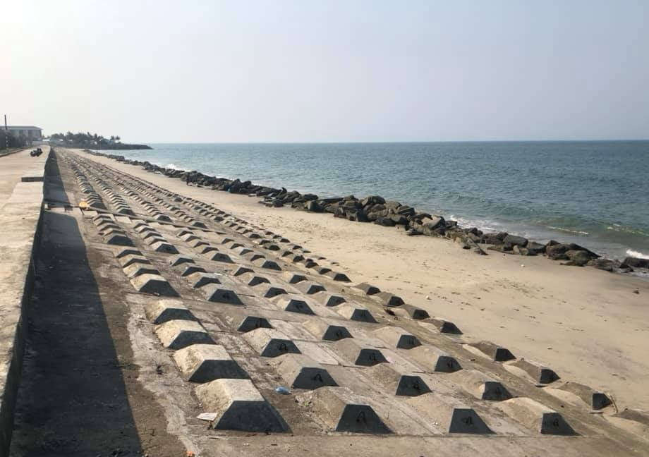 Tuyến kè cứng Cửa Đại với chiều dài 714m hàng năm bị sạt lở thì đột nhiên năm nay được cát phủ đầy toàn tuyến