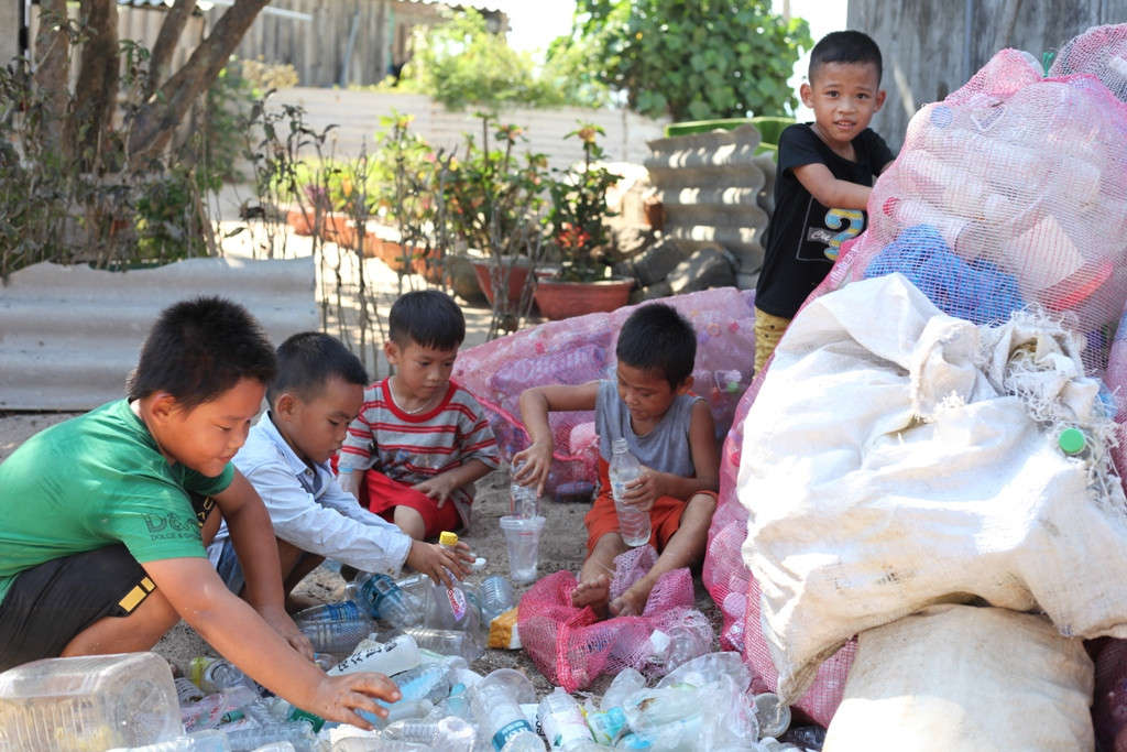 Mỗi chai nhựa mang về được phân loại ngay ngắn, vỏ chai nào thì gắn liền với nắp đó