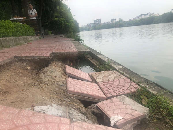 Phần đường đi dạo ven hồ nhiều viên gạch đã bị bong tróc