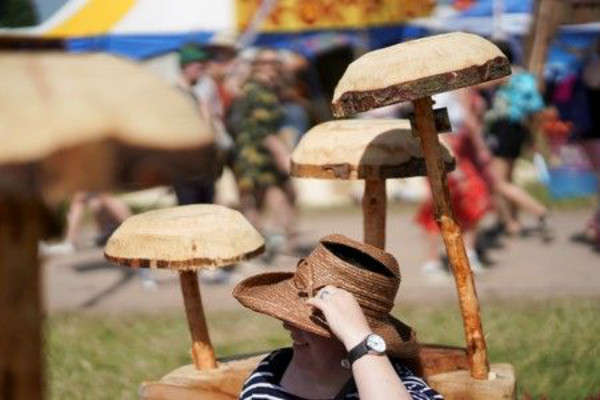 Một người phụ nữ ngồi nghỉ ngơi dưới ánh mặt trời tại Lễ hội Glastonbury ở trang trại Worthy thuộc Somerset, Anh vào ngày 27/6/2019. Ảnh: Reuters / Henry Nicholls