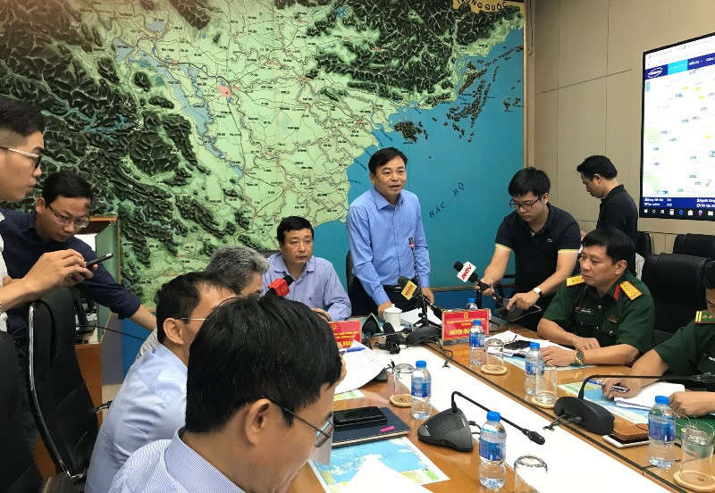 Thứ trưởng Bộ NN-PTNT trực tiếp chỉ đạo bàn cách ứng phó với bão
