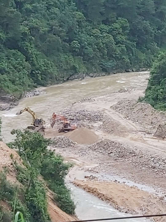 ảnh 2 Máy xúc đang xúc cát (1)
