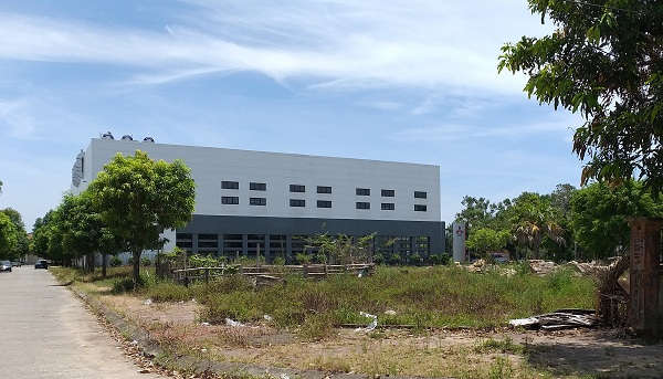 Cửa hàng ô tô Kim Liên nằm trên khu đất trước đây được quy hoạch là siêu thị rau quả, khu vui chơi công cộng