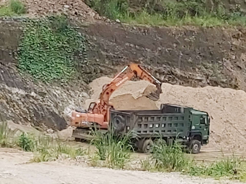 ảnh 3 cát được đánh đống lớn, chở lên khu sản xuất bê tông, phục vụ lại chính dự án