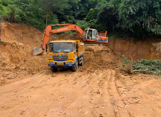 Máy xúc được đỗ tại khu vực được cho là đang khai thác