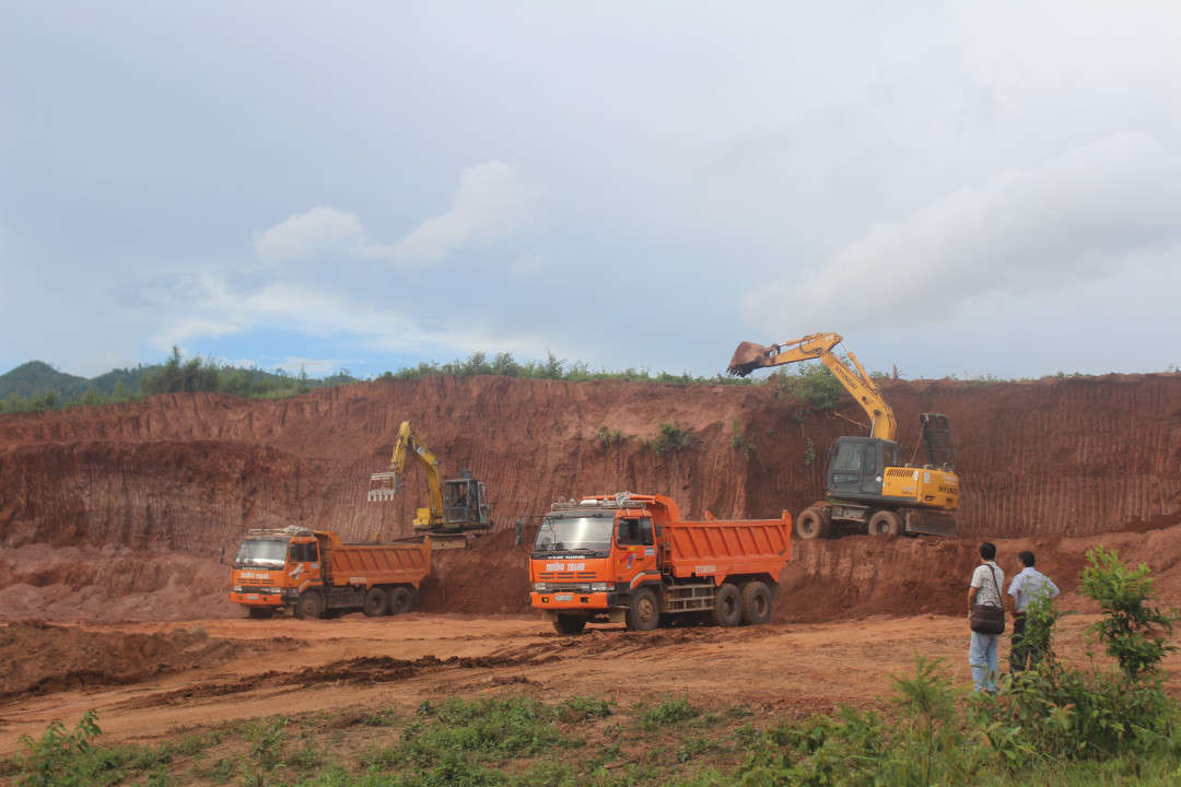 Trên 0,8ha được san gạt làm mặt bằng di chuyển của 23 hộ dân.a