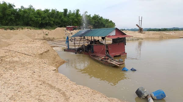 Nhiều doanh nghiệp khai thác cát, sỏi ở Tân Kỳ còn nợ các khoản tiền về cấp quyền, tiền thuê đất, phí bảo vệ môi trường... nhưng đã hoạt động khai thác