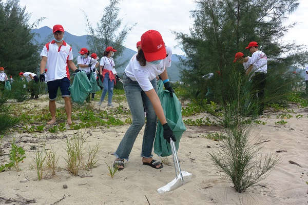 Thu gom ni lông, rác thải nhựa tại biển