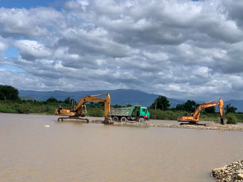 Làm đường, chặn dòng sông Dinh tại bãi cát của Công ty Sơn Long Thuận