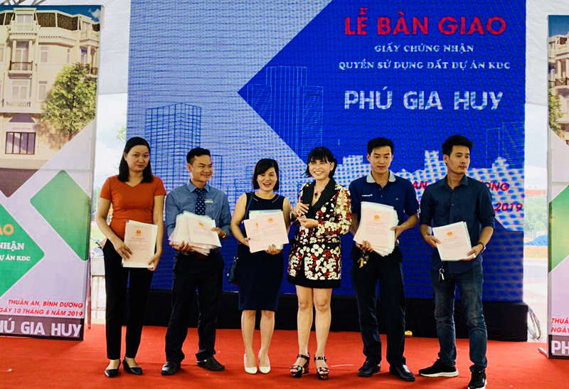 Lãnh đạo Phú Hồng Thịnh trao sổ khách hàng