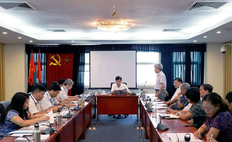 Viện trưởng Viện Khoa học Địa chất và Khoáng sản Trần Tân Văn báo cáo tại cuộc họp
