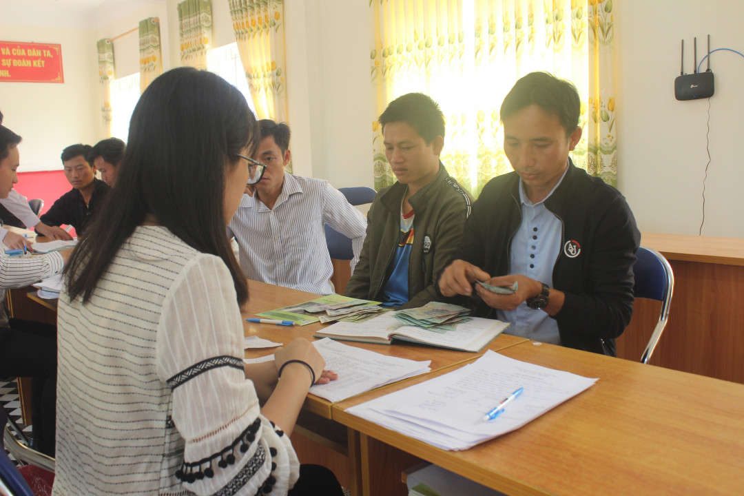 Người dân nhận tiền từ chính sách chi trả dịch vụ môi trường rừng