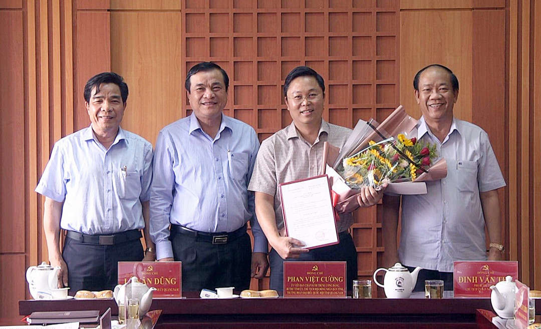 Bí thư Tỉnh ủy Quảng Nam Phan Việt Cường trao quyết định và chúc mừng ông Lê Trí Thanh