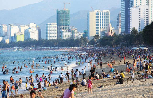 bai bien nha trang dong nghit nguoi le
