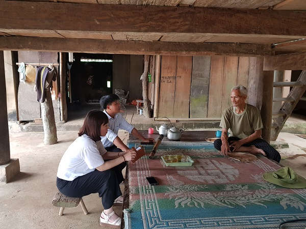 Ông Lương Văn Hiêm (80 tuổi) chia sẻ với phóng viên về cuộc sống khó khăn.