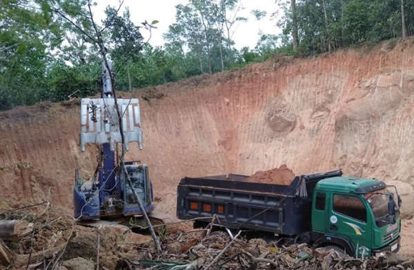 Đất vườn bị đào bới để lấy đất phục vụ công trình