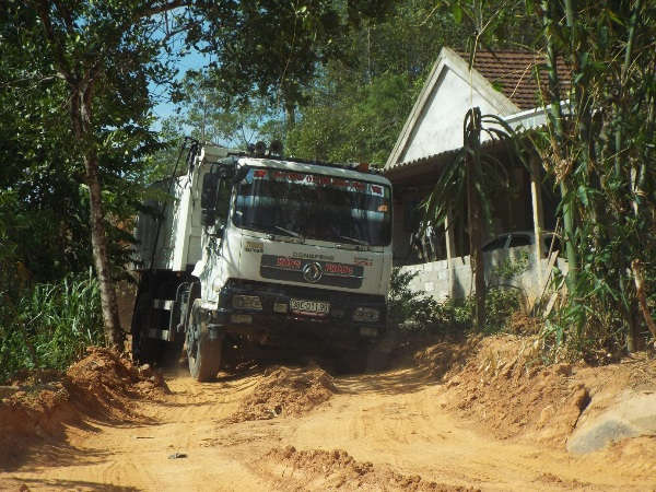 Lợi dụng cải tạo vườn của người dân để tận thu đất