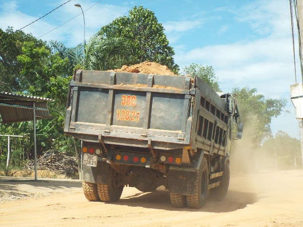 Phương tiện vận chuyển đất trái phép đến phục vụ tại công trình
