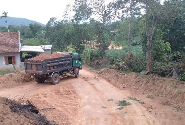 Phương tiện vận chuyển đất trái phép đến phục vụ tại công trình