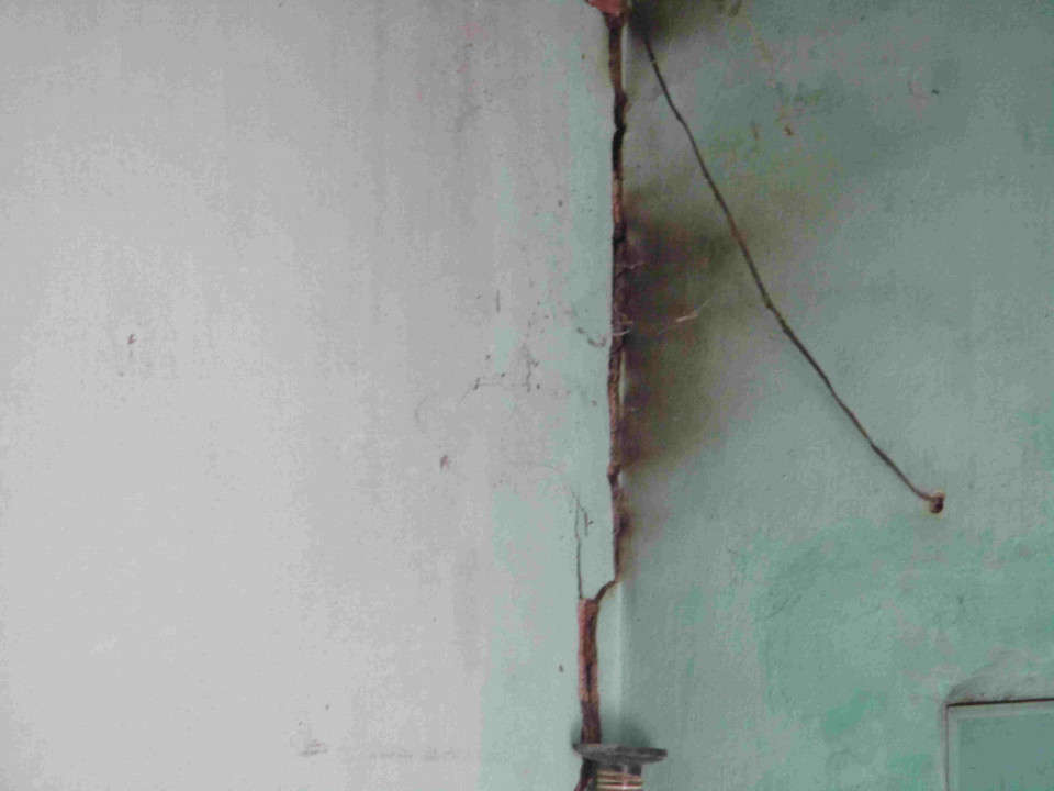 Người dân cho rằng tường nhà họ bị nứt toác là do nổ mìn khai thác đá