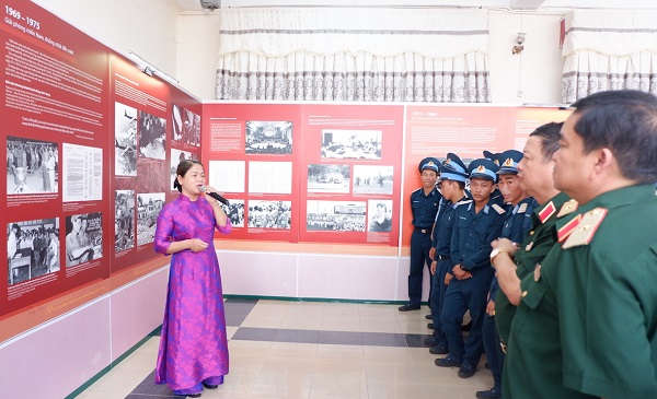 Cán bộ, chiến sĩ QK5 đang lắng nghe thuyết trình về triển lãm