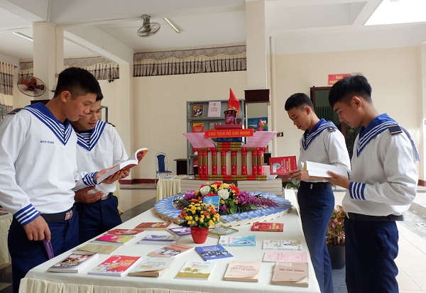 Các chiến sĩ hải quân đang tìm hiểu tư liệu về Hồ Chủ tịch