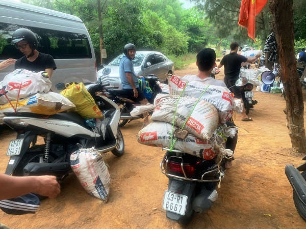 Ban đầu, nhóm chuyển từng bao rác từ bãi, đi dọc theo vách núi để đưa lên đường bộ, rồi chở từng bao rác bằng xe máy nhưng mất thời gian