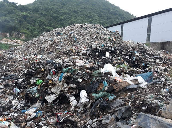 Bãi rác tại thị trấn Quỳ Hợp cũng quá tải từ lâu