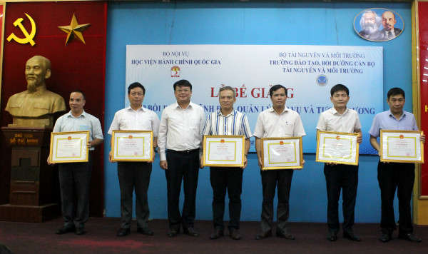 tặng giấy khen