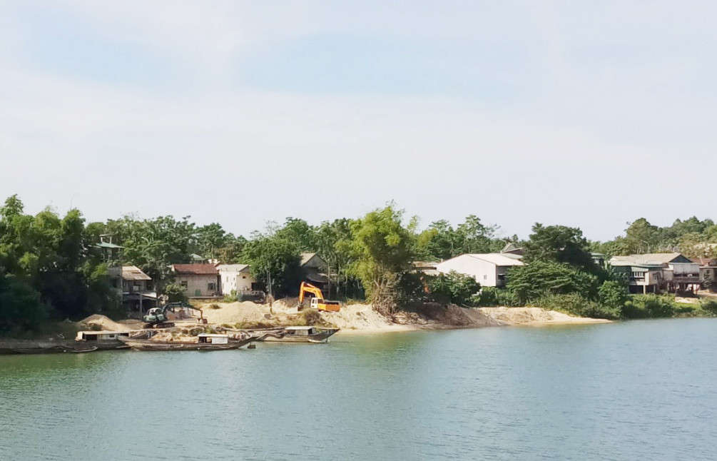 Những bãi tập kết cát dọc sông Bồ hoạt động trước khi bị đóng cửa