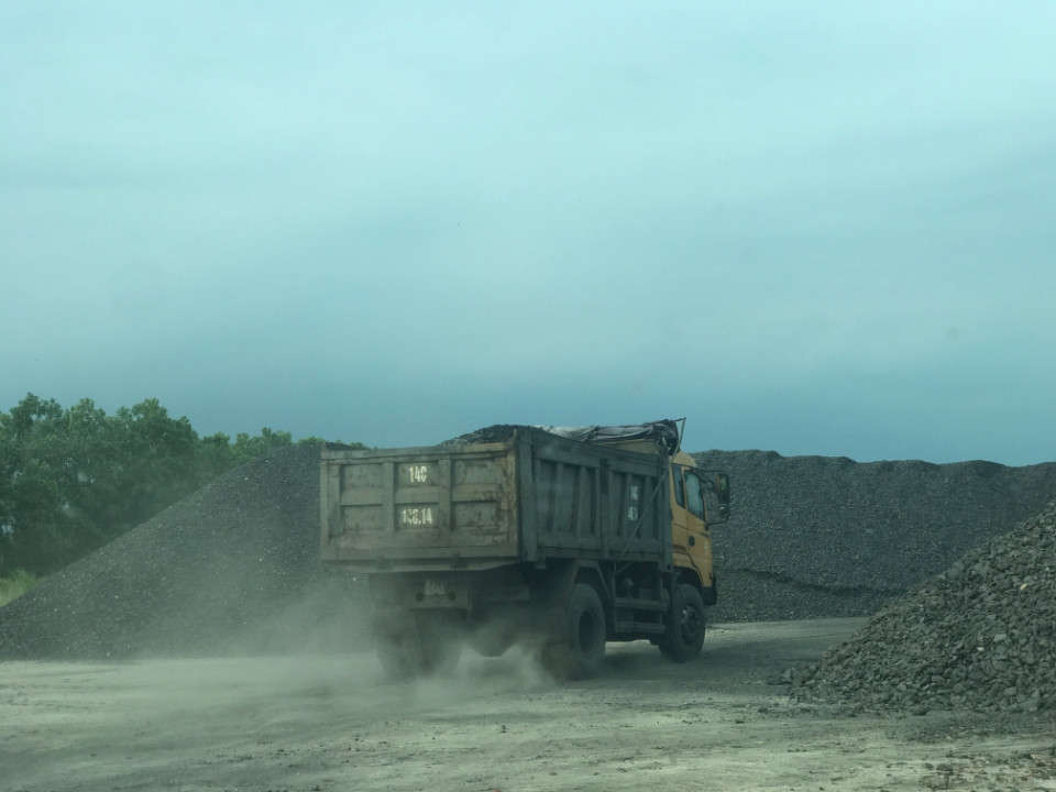 Một điểm tập kết, kinh doanh than, xít trái phép tại khu 11, phường Việt Hưng, TP Hạ Long vừa bị xử lý